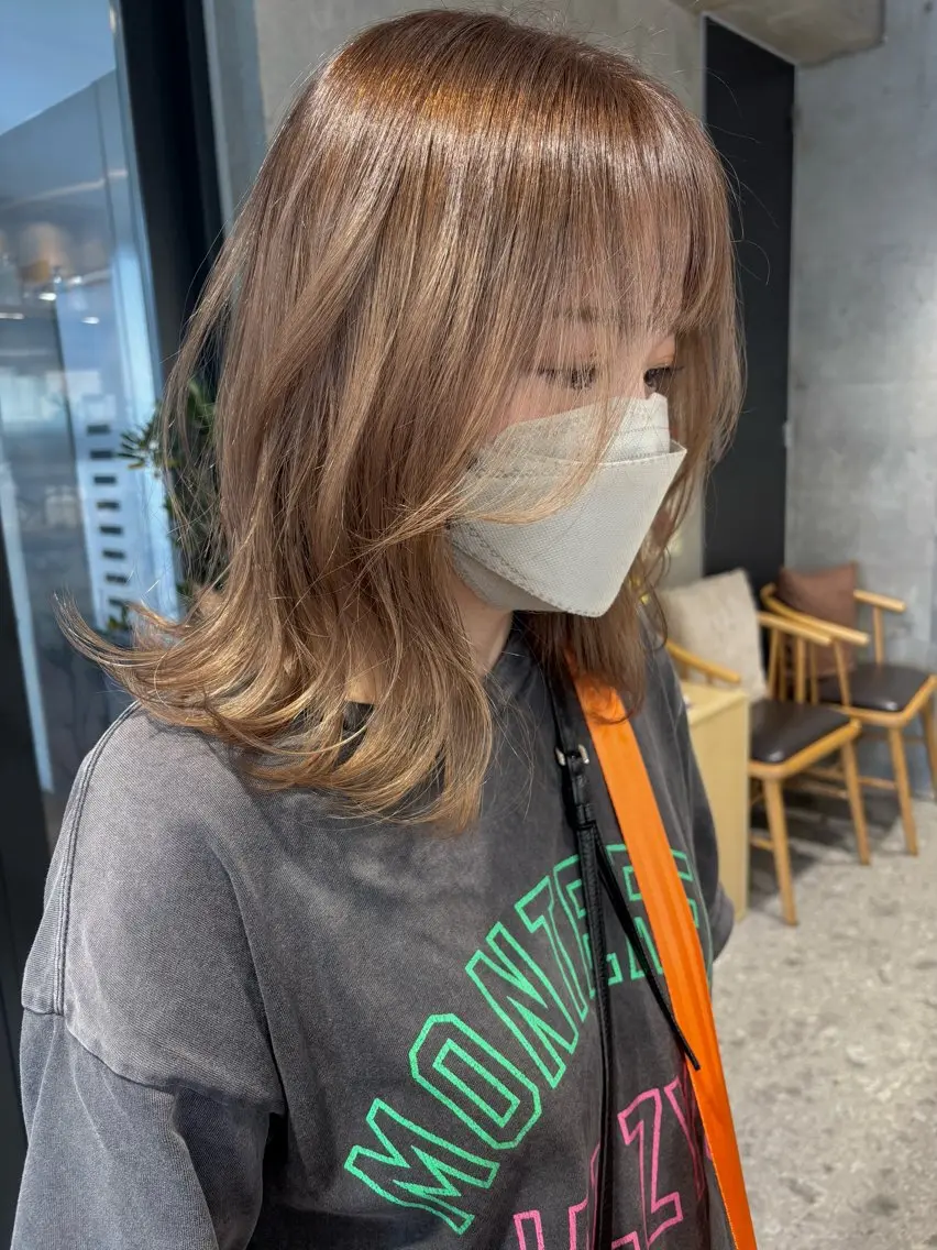ミディアム カラー ミディアムレイヤー ベージュカラー ミルクティーベージュ レイヤーカット ヘアカラー トリートメント ブリーチカラーレイヤ ーカット🦋annaのヘアスタイル