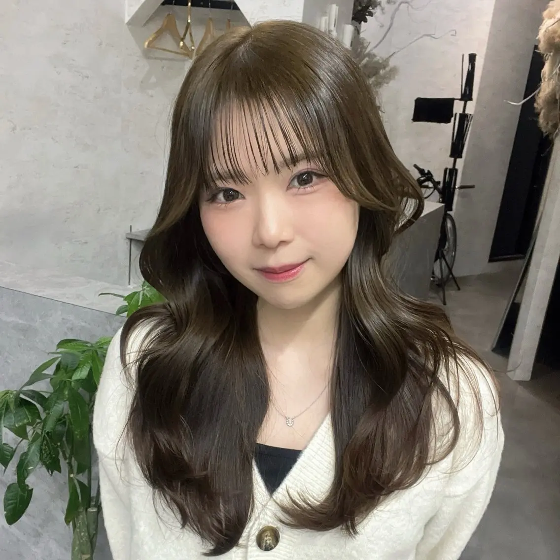 【新規】前髪 or 顔周りカット+艶カラー+TRの写真