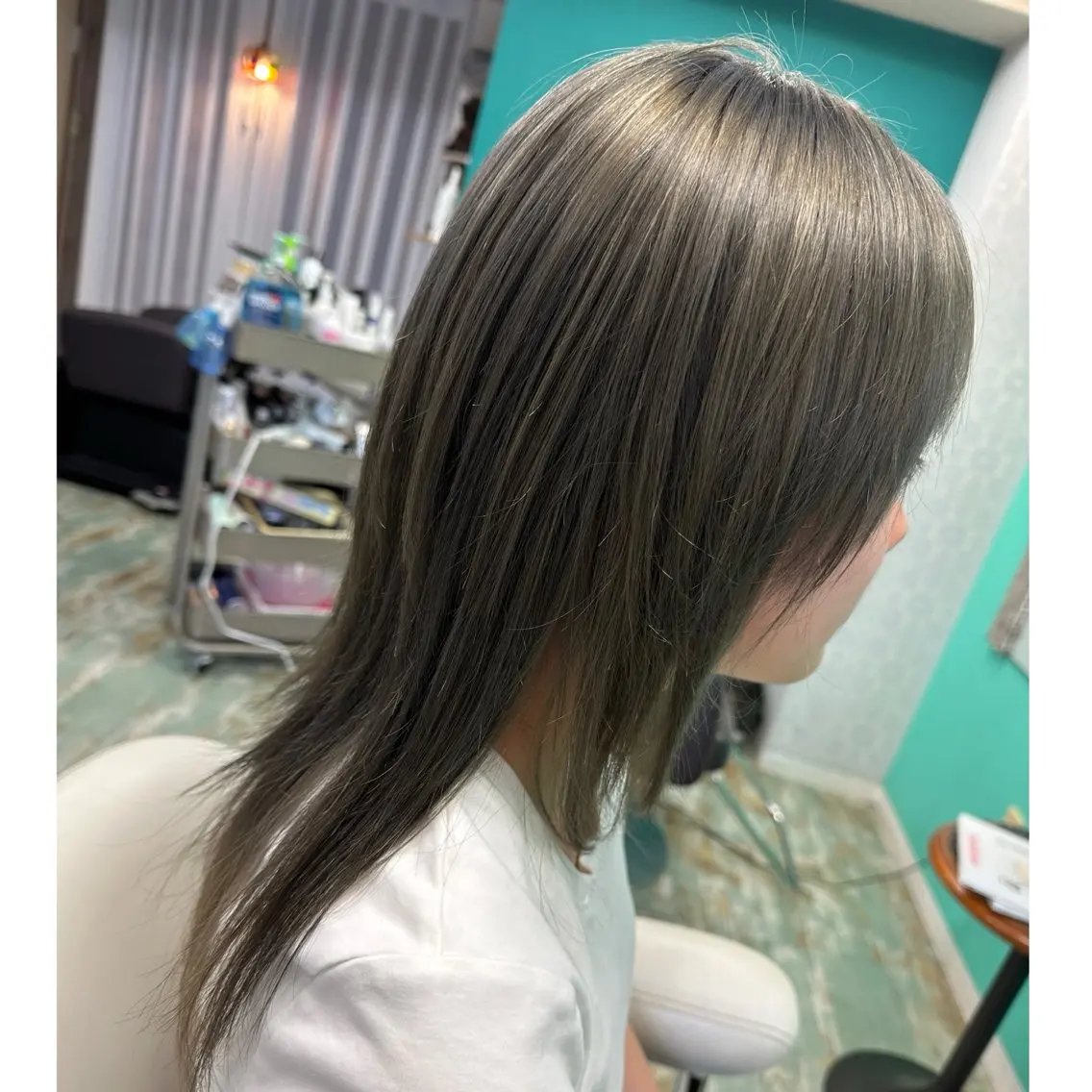 セミロング カラー グレージュ オリーブグレージュ オリーブグレー ヘアカラー 三原 友美のヘアスタイル