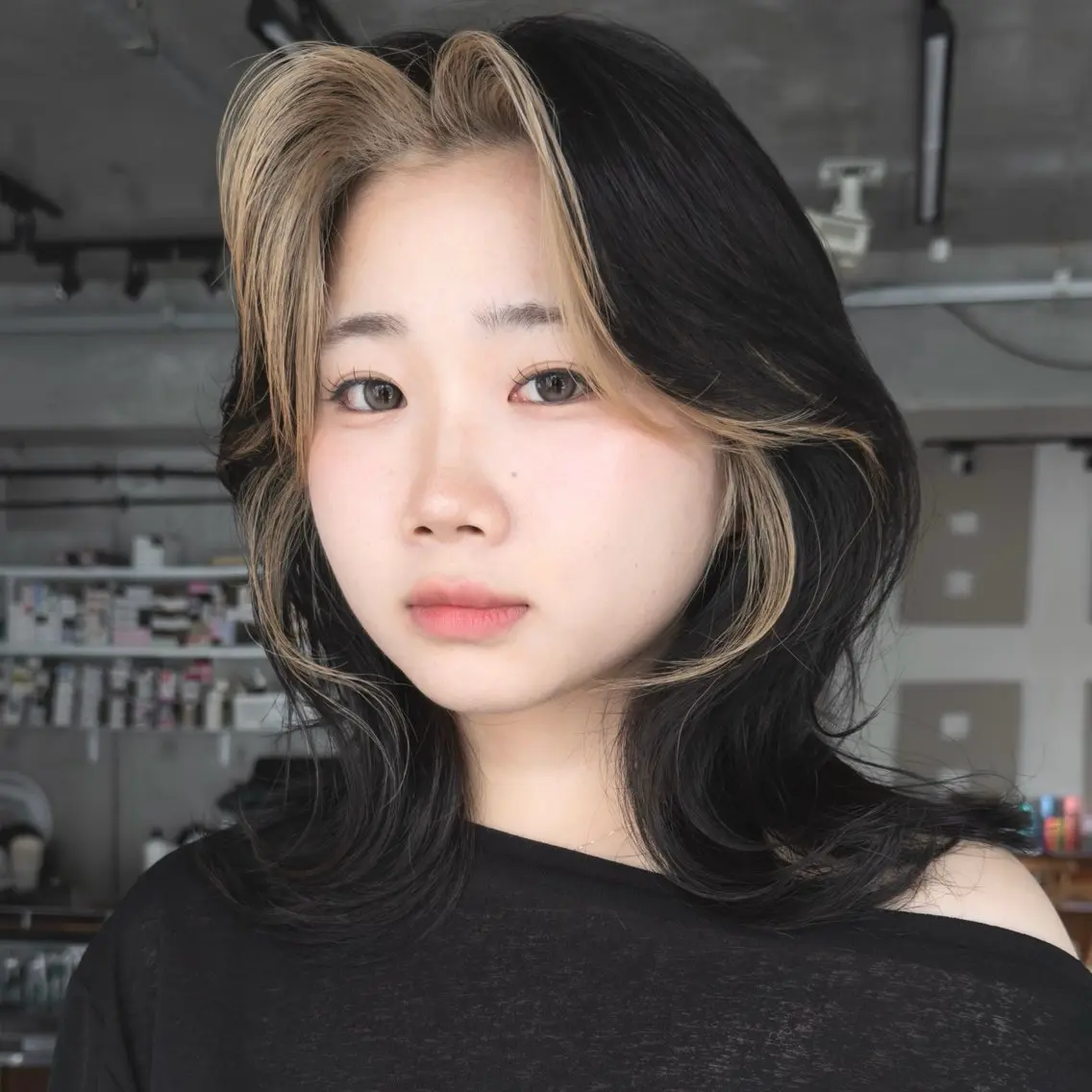 ミディアム カラー カット ヘアカラー トリートメント ウルフ/シャギーカッ ト/ハッシュカットのヘアスタイル