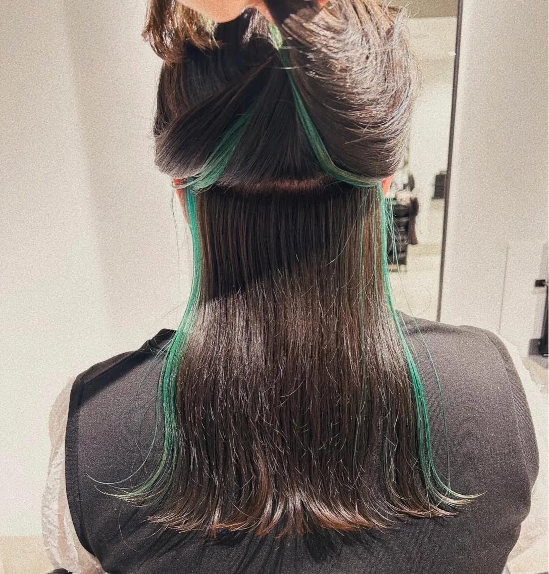 セミロング カラー ベージュカラー イヤリングカラー オリーブベージュ カット ヘアカラー スキバサミを使わない カット🌼唯🌼のヘアスタイル