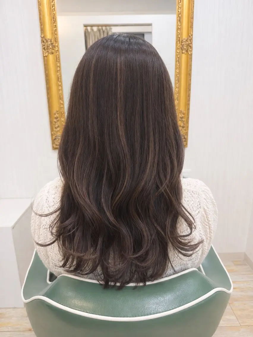 セミロング レイヤーカット 矢内 結菜のヘアスタイル