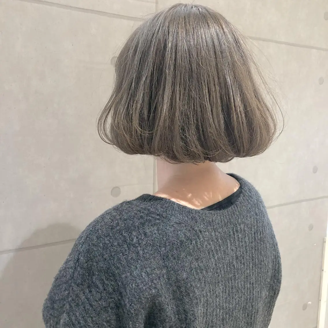 ショート カラー パーマ ヘアアレンジ グレージュ ボブ カット ヘアカラー ハイトーン特化🤍 浦住のヘアスタイル