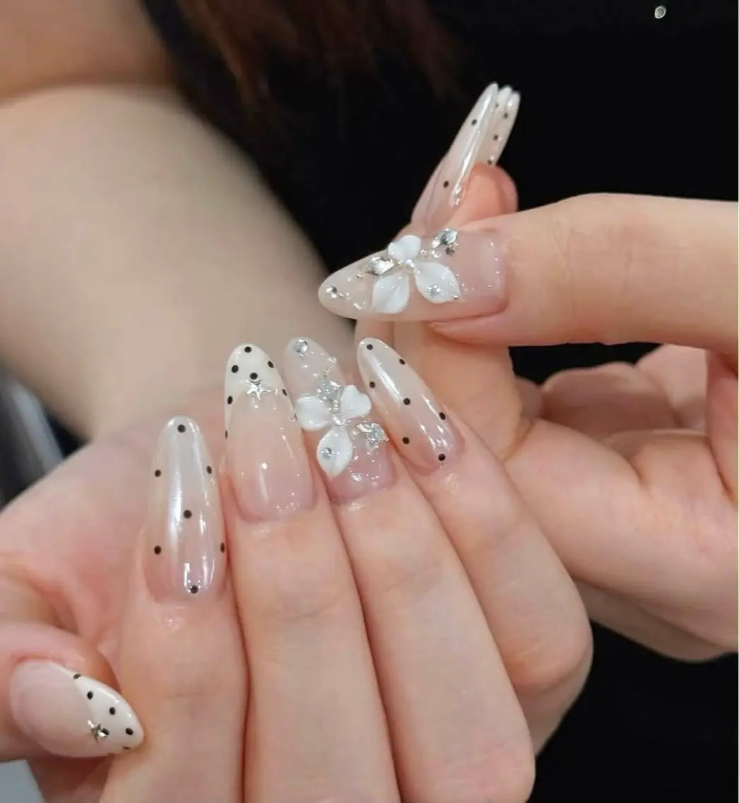 ネイル チークネイル フレンチネイル グラデーション キラキラネイル 韓国ネイル Minette nailHuongのネイルデザイン