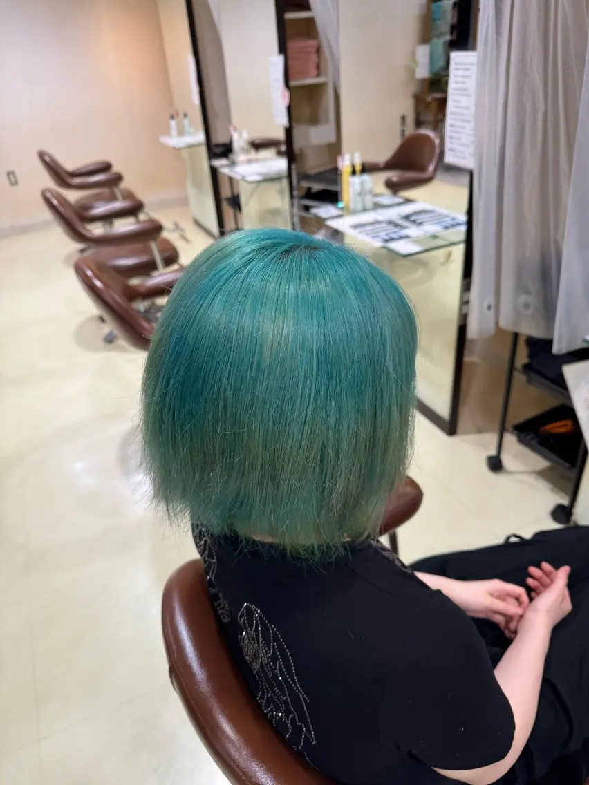 カラー ブリーチ ブルーカラー 伊山 京助のヘアスタイル