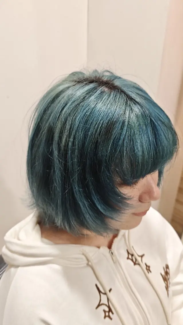 ミディアム ウルフカット ヘアカラー 稲山 純平のヘアスタイル