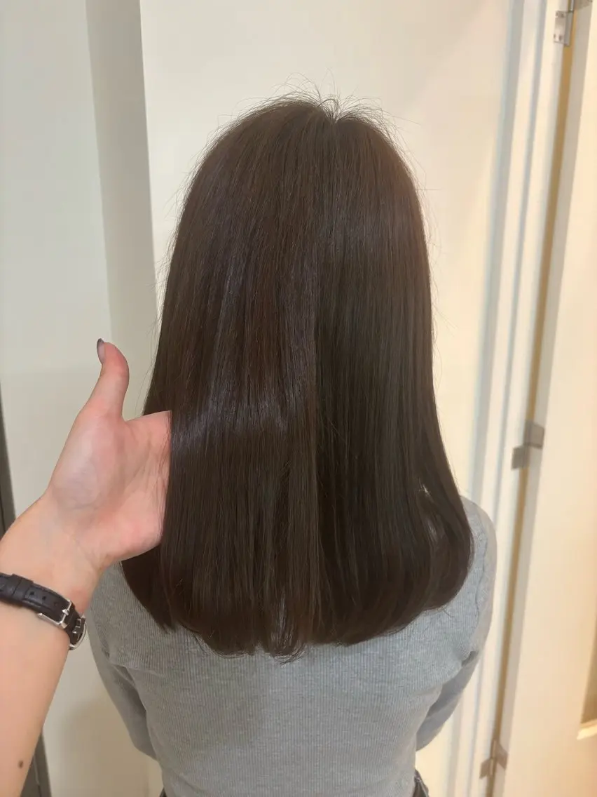 カラー 透明感カラー グレージュ オリーブグレージュ オリーブグレー レイヤー/束感まつ毛 𝐘𝐔𝐈𝐊𝐀のヘアスタイル