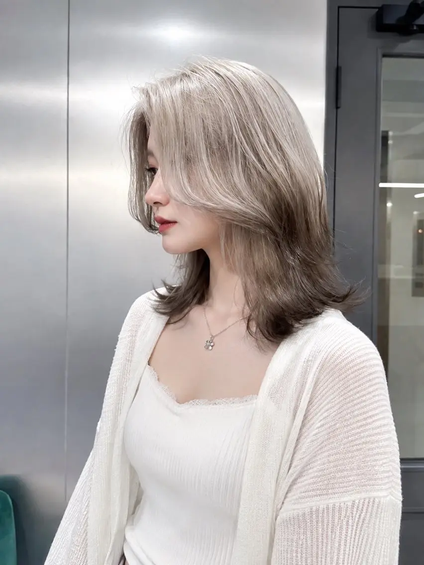 セミロング カラー 透明感カラー デザインカラー グレージュ ヘアカラー りおん/オタク/ 推しカラーのヘアスタイル