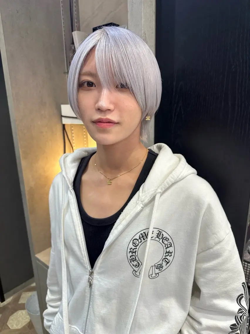 ショート カラー メンズ メンズブリーチ メンズハイトーン ベージュカラー ブリーチ ケアブリーチ カット ヘアカラー トリートメント 天神暖色カラー レイヤー・髪質改善のヘアスタイル