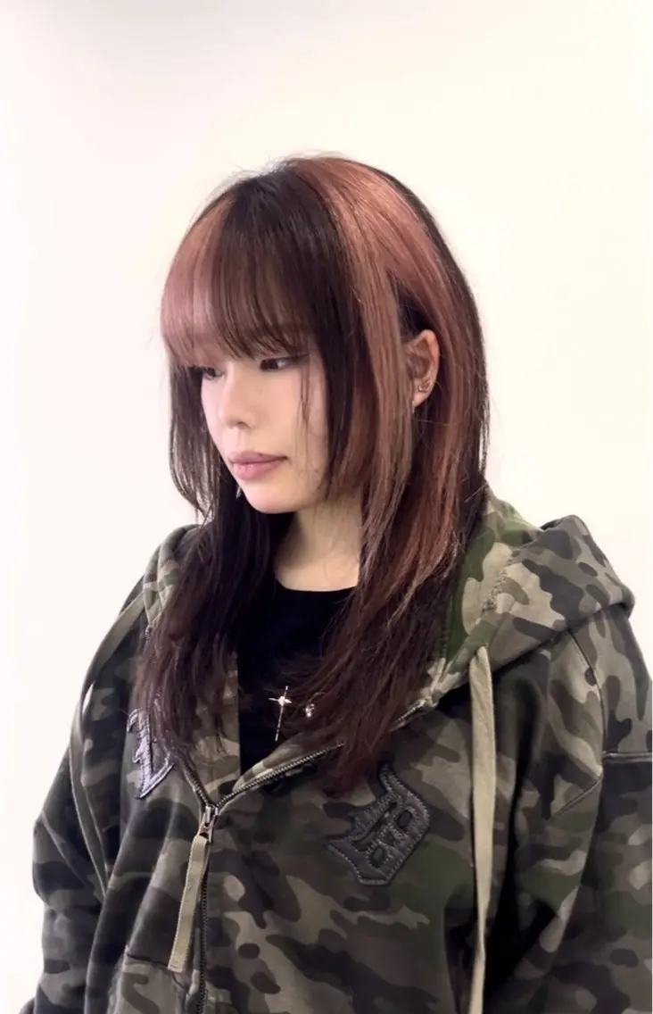 セミロング カラー ブリーチ 透明感カラー デザインカラー 髪質改善 レイヤーカット 山本梨華/ 透明感カラーのヘアスタイル