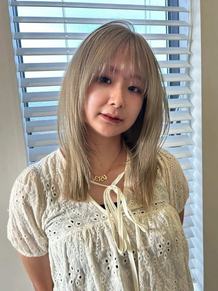 セミロング カラー ベージュカラー ブリーチ オリーブベージュ 顔周りカット レイヤーカット 遠藤 ふたばのヘアスタイル