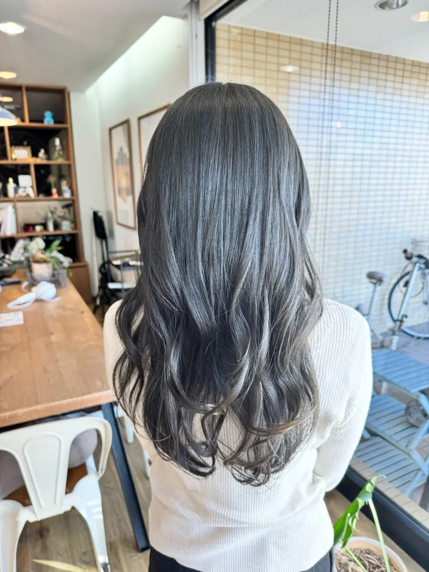 ロング カラー グレージュ オリーブグレージュ オリーブグレー ヘアカラー トリートメント ツキダテ ユイのヘアスタイル