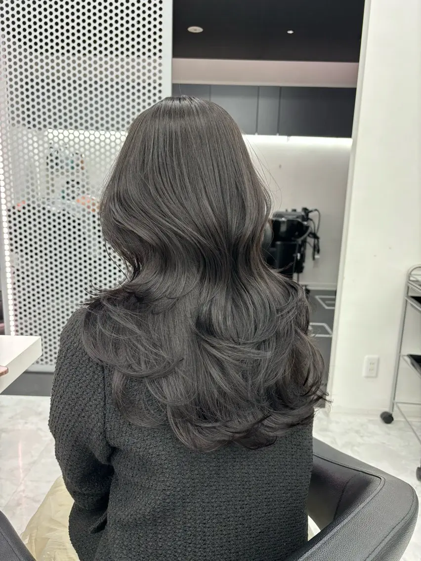 ロング カラー 抜け感レイヤー︴ ニュアンスカラーのヘアスタイル