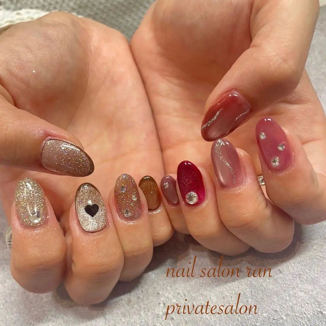 ネイル フラッシュネイル ゴールド 赤色 ハンドネイル ハンドケア nailsalon ranのネイルデザイン