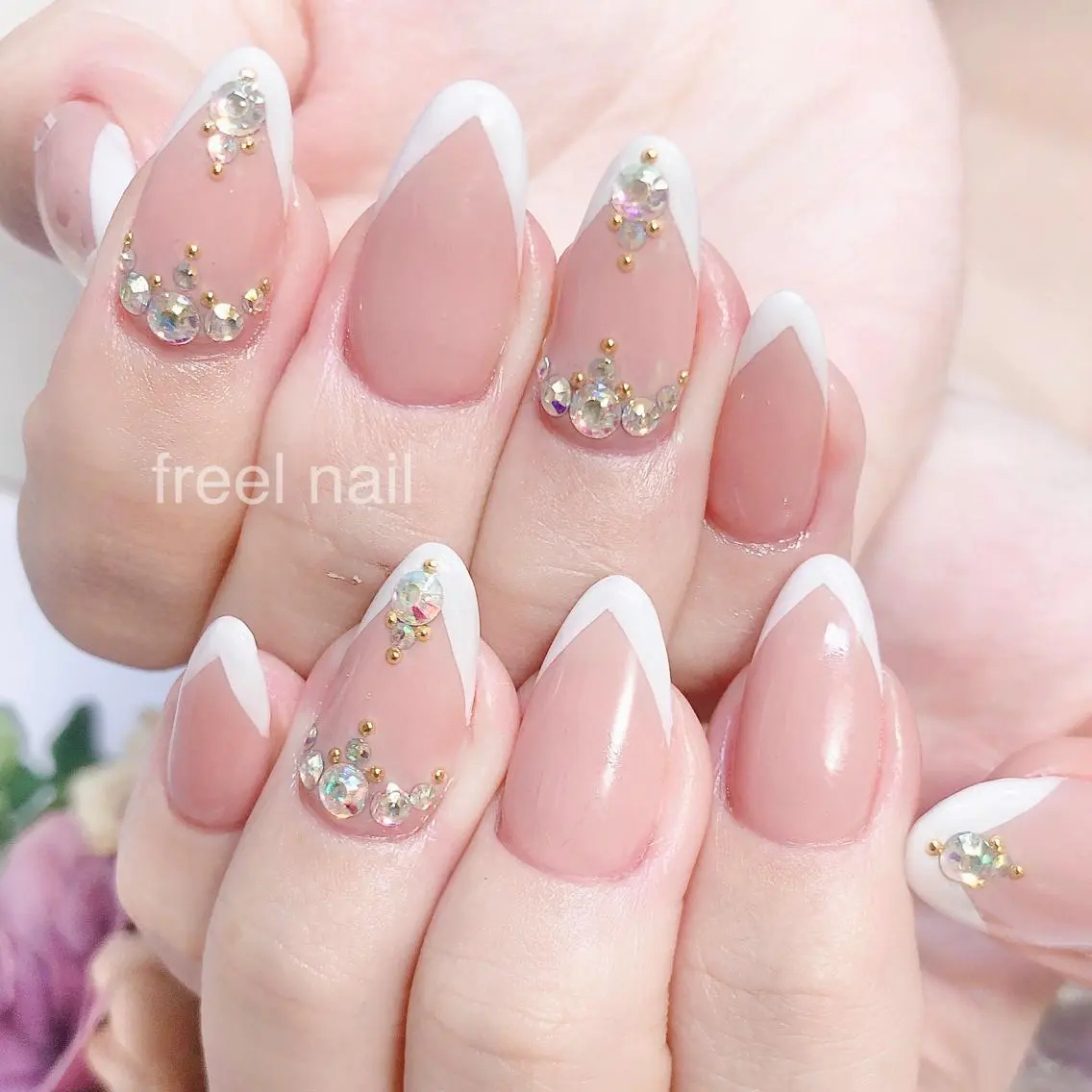 ネイル フレンチネイル 持ち込み ストーンネイル ハンドネイル freel Beautyのネイルデザイン