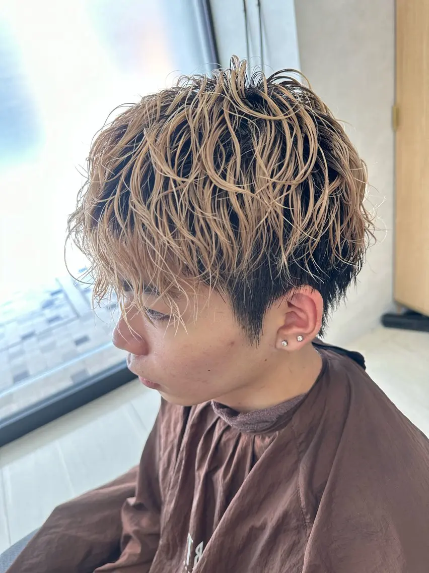 ミディアム パーマ メンズ ミディアムパーマ フェードカット メンズパーマ ツイストスパイラルパーマ 波巻きパーマ 💈メンズ特化 美容師サキ💈のヘアスタイル