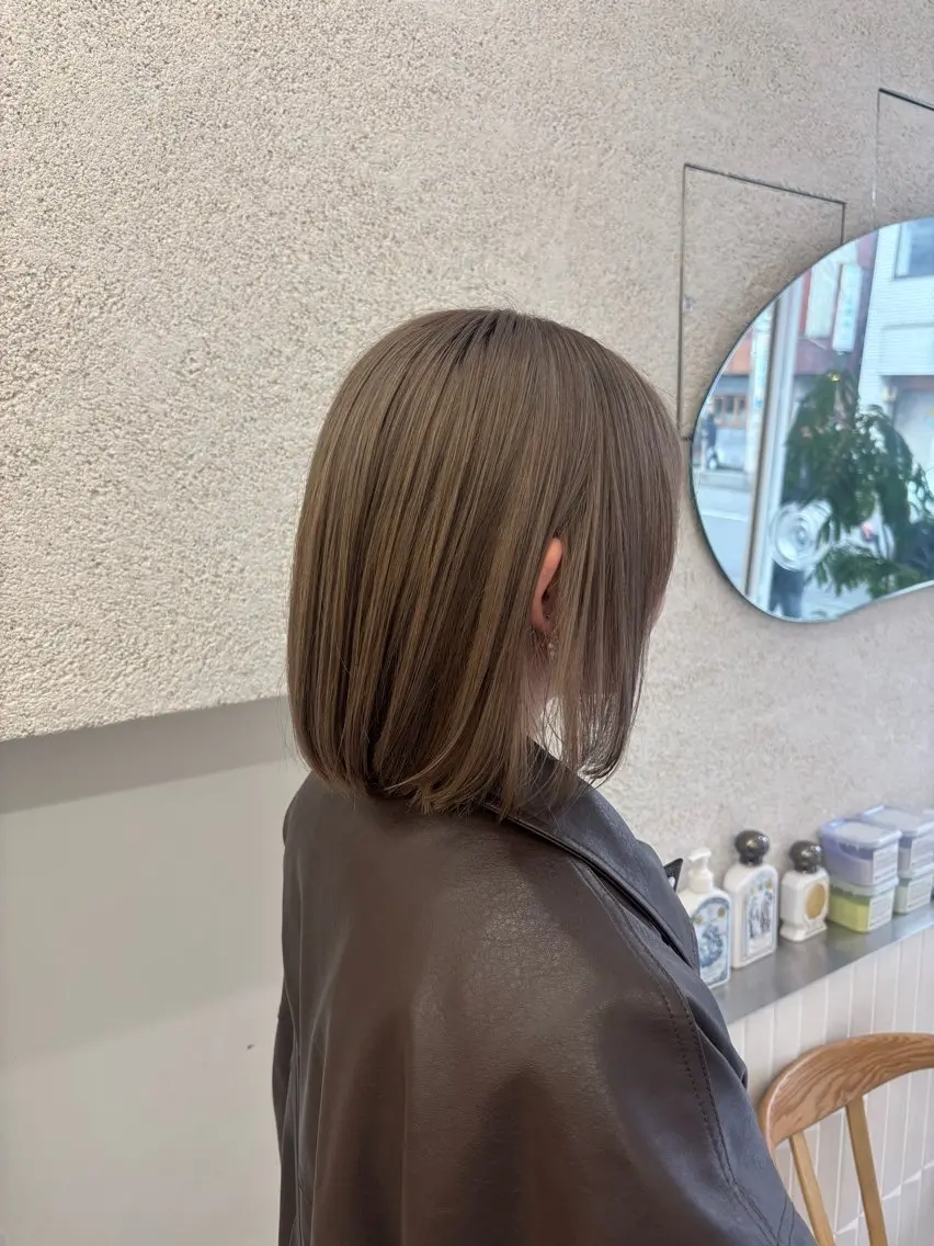 ミディアム カラー ヘアカラー 🧸柔らかベージュ/ 顔周りレイヤー/ミクのヘアスタイル