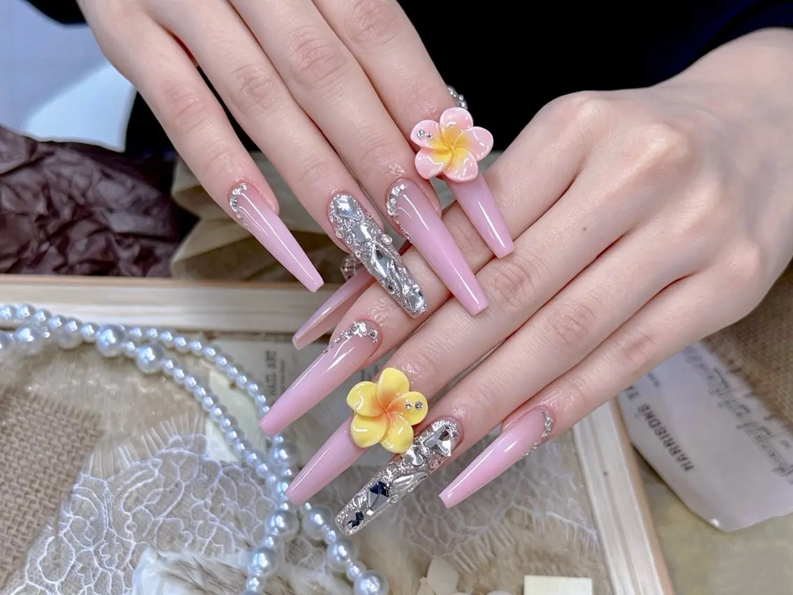 ロング 韓国風ヘア ハンドネイル Rola kira 麗のネイルデザイン