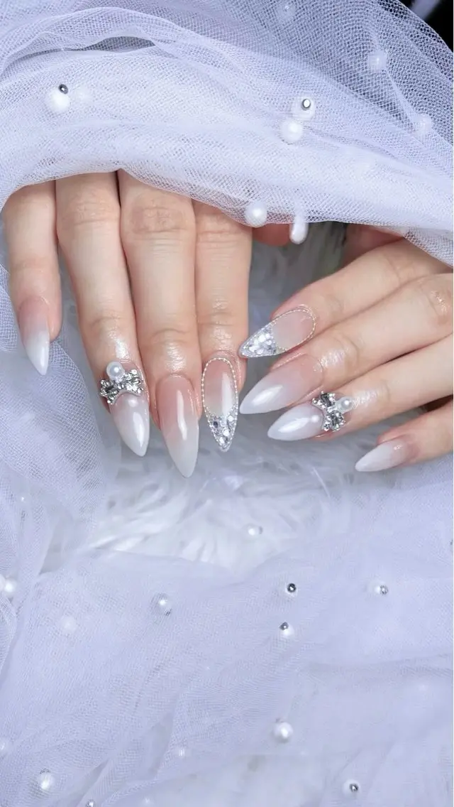 ネイル フレンチネイル ハンドネイル 𝑬𝑹𝑰𝑲𝑨 𓂃🎀𓈒𓏸のネイルデザイン
