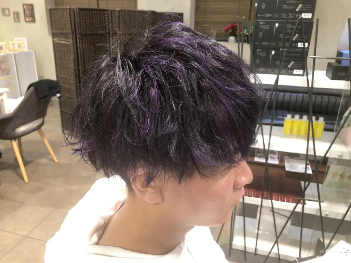 カラー メンズ メンズハイライト ハイライトカラー バイオレットカラー メンズ レイヤー ウルフ 弓木啓輔のヘアスタイル