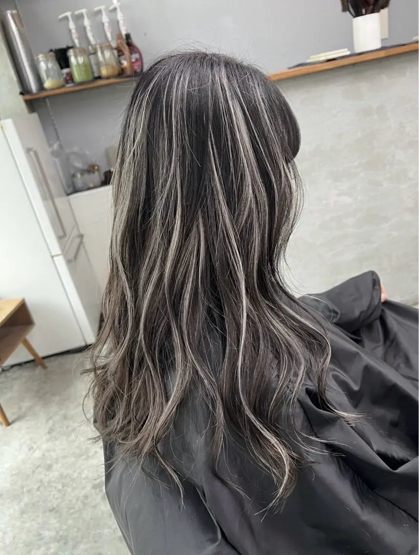 ロング カラー ダークグレー ダークグレージュ グレージュ ハイライトカラー ハイライト ヘアカラー トリートメント 指名数No.1 /NAOYAのヘアスタイル