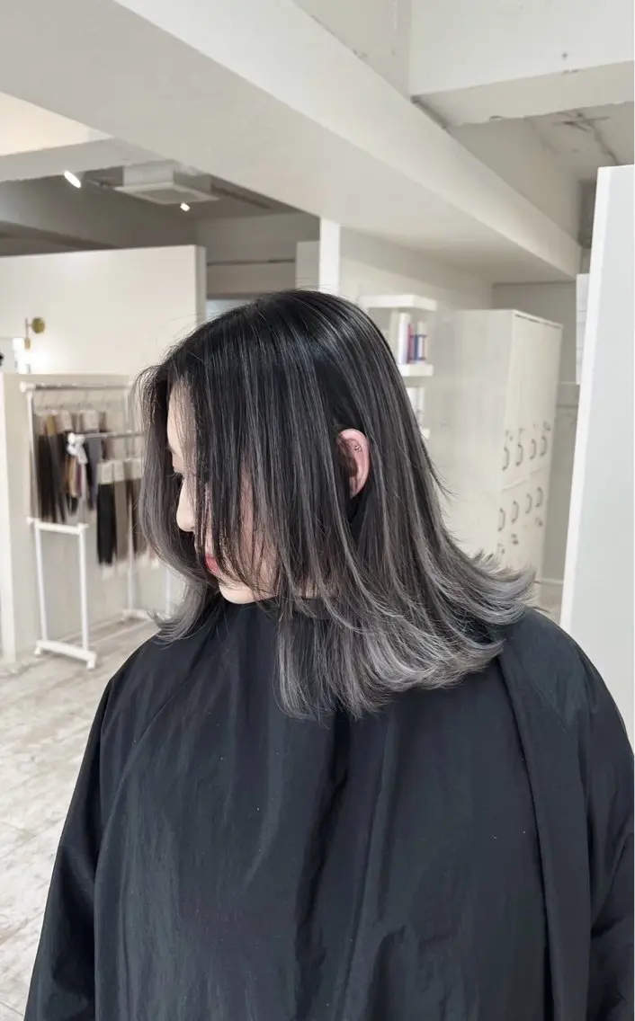 ミディアム カラー バレイヤージュ シルバー レイヤーカット 指名数No.1 /NAOYAのヘアスタイル