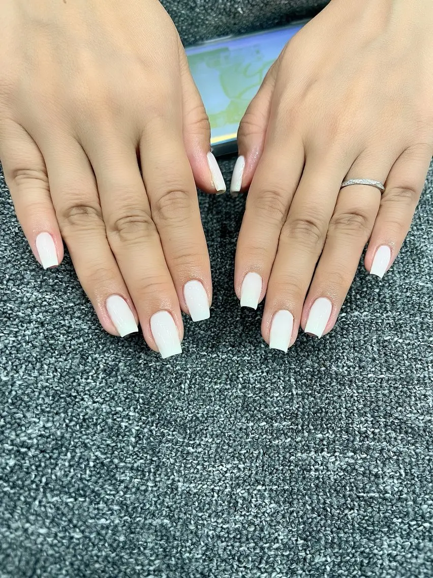 ネイル ニュアンスネイル ワンカラーネイル ホワイト C. Rinaのネイルデザイン