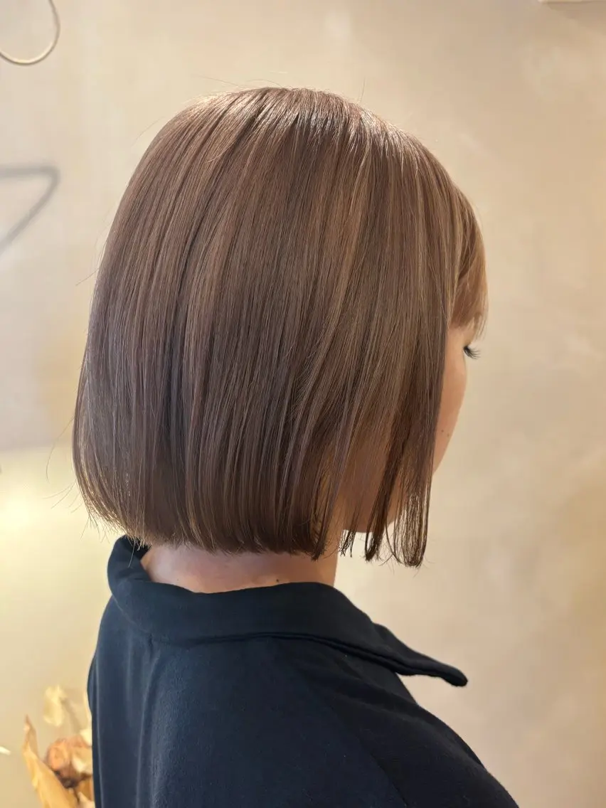ミディアム カラー ベージュカラー ミルクティーベージュ ヘアカラー シンバヒナノ/パーマ レイヤー/髪質改善のヘアスタイル