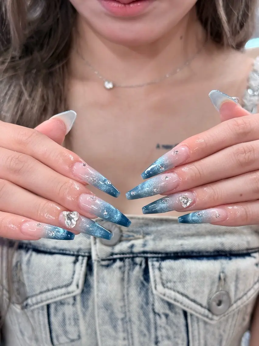 ネイル ブルー フレンチネイル ジェルネイル グラデーション キラキラネイル Iconic Nailのネイルデザイン
