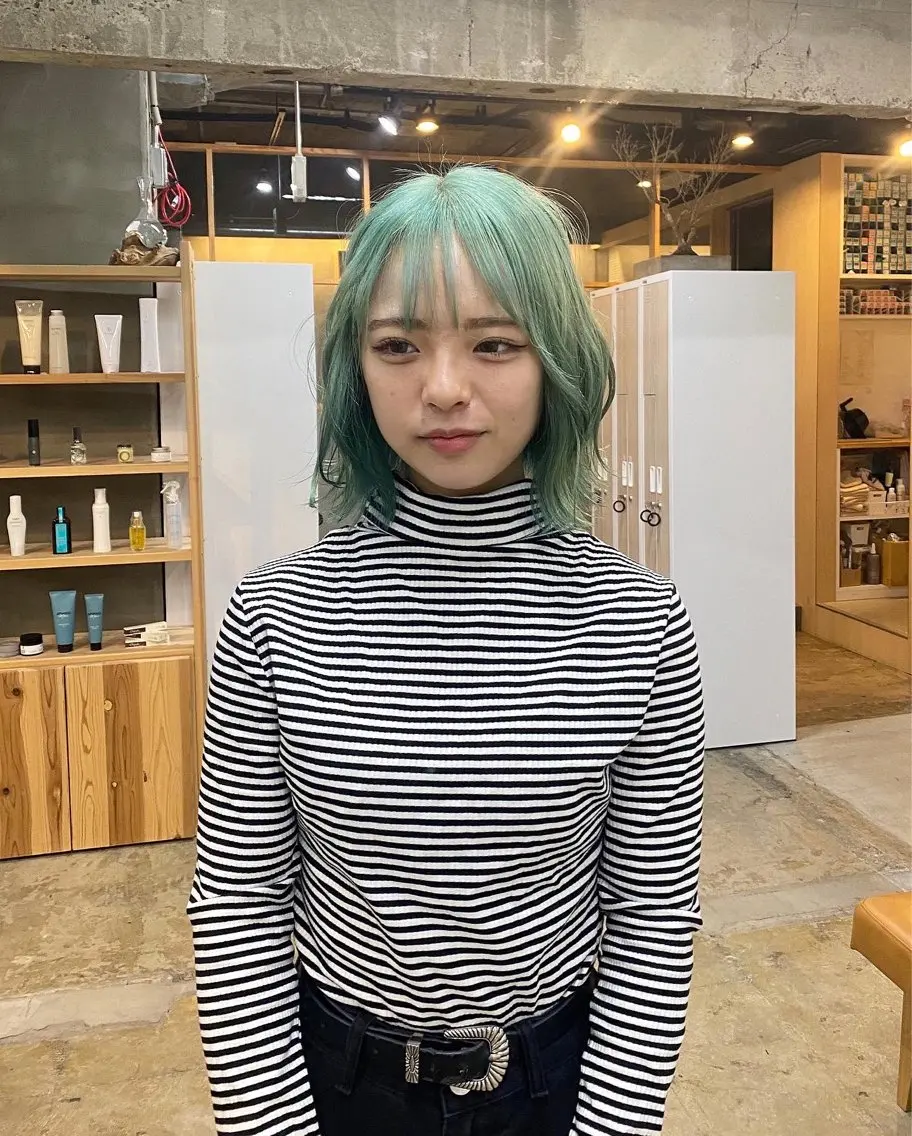 ミディアム 茜璃/ブリーチカラー /レイヤーカットのヘアスタイル