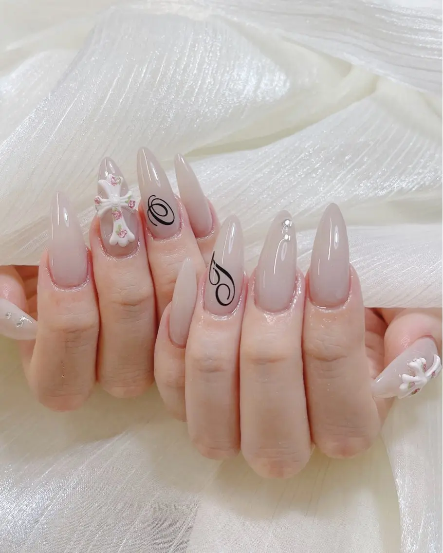 ネイル チークネイル ドット フレンチネイル キラキラネイル 韓国ネイル ハンドネイル Speraネイル 大宮店🎀のネイルデザイン