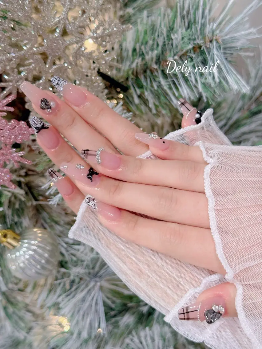 ネイル フレンチネイル ジェルネイル ガーリー ガラスフレンチ 韓国ネイル ハンドネイル Dely Nailのネイルデザイン