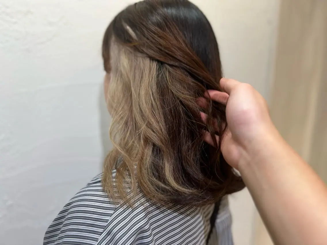 ミディアム カラー ベージュカラー インナーカラー ミルクティーベージュ ヘアカラー トリートメント ブリーチ/髪質改善 店長 板垣智大のヘアスタイル