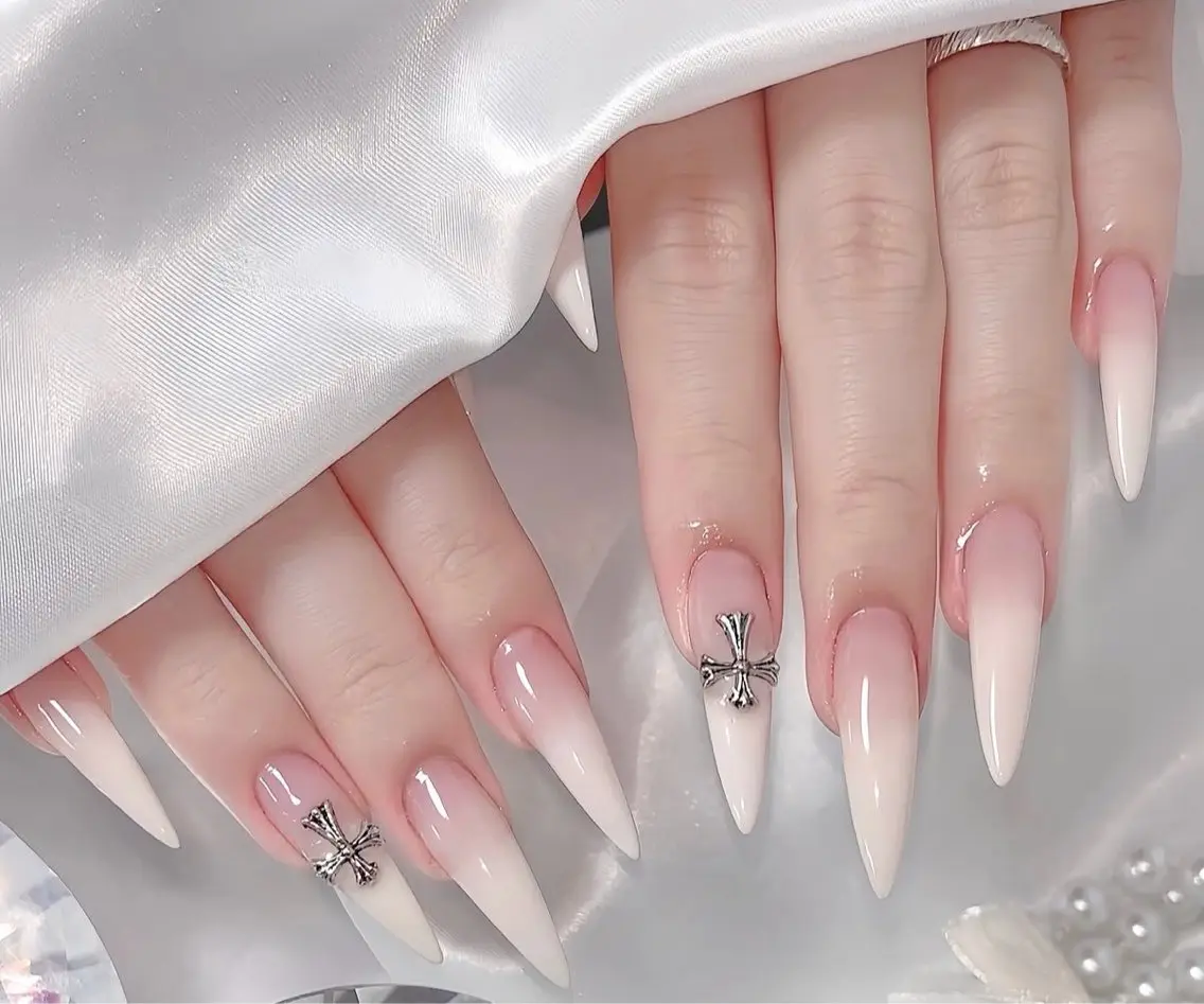 ネイル アートネイル ボルドー フレンチネイル ジェルネイル 氷ネイル・うるうるネイル ハンドネイル Julie Nail Hinのネイルデザイン