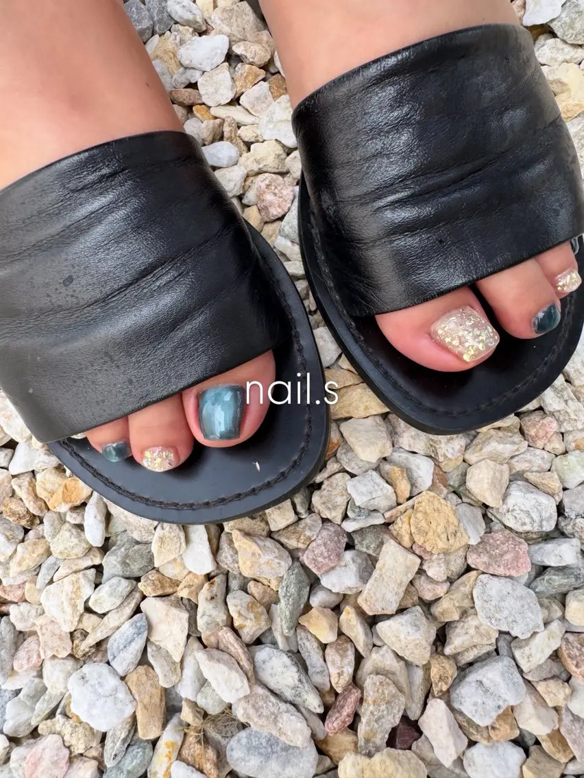 ネイル ブルー フットネイル キラキラネイル ラメ(グリッター) マグネットネイル フットネイル nail.s misatoのネイルデザイン