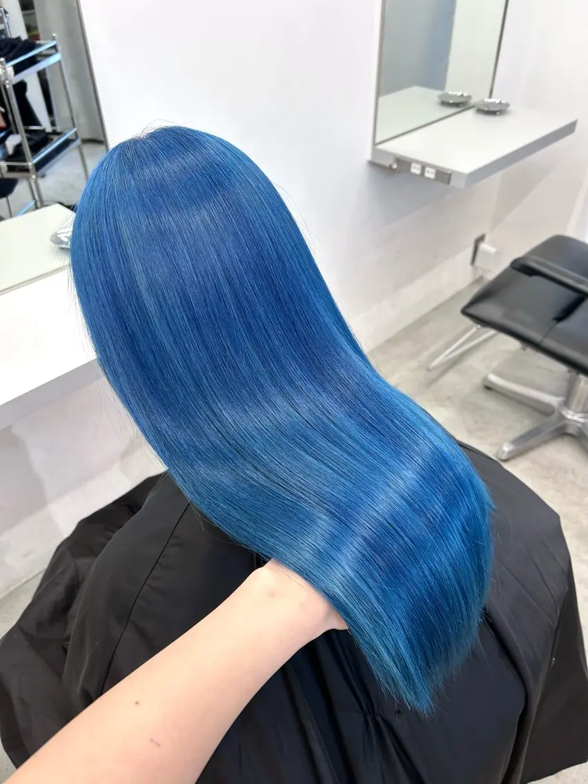 セミロング カラー ブルーカラー ヘアカラー トリートメント ito. ブリーチ/髪質改善のヘアスタイル
