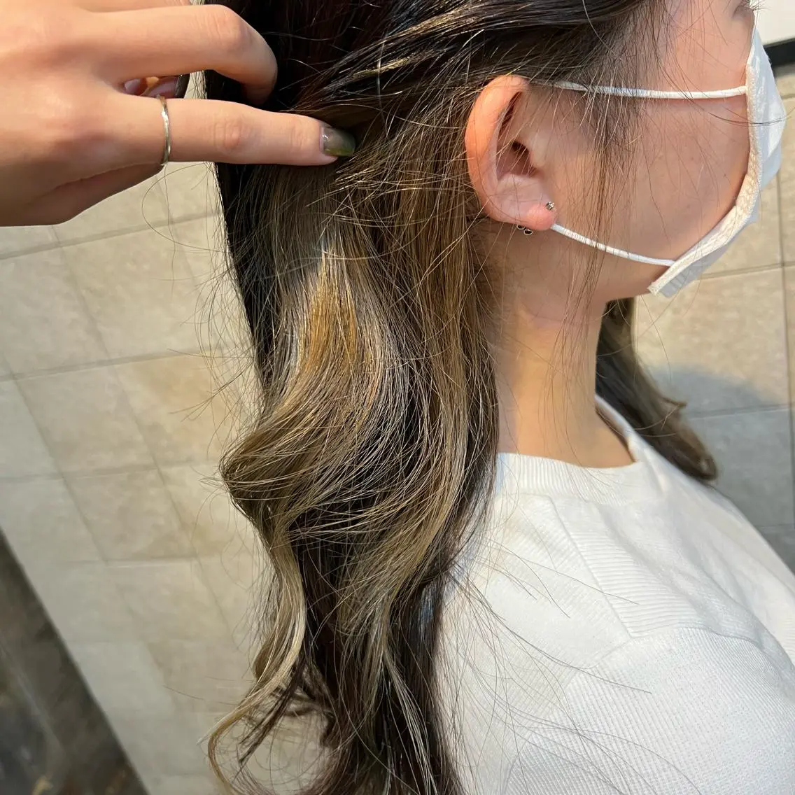 ロング カラー イヤリングカラー mia over hairのヘアスタイル