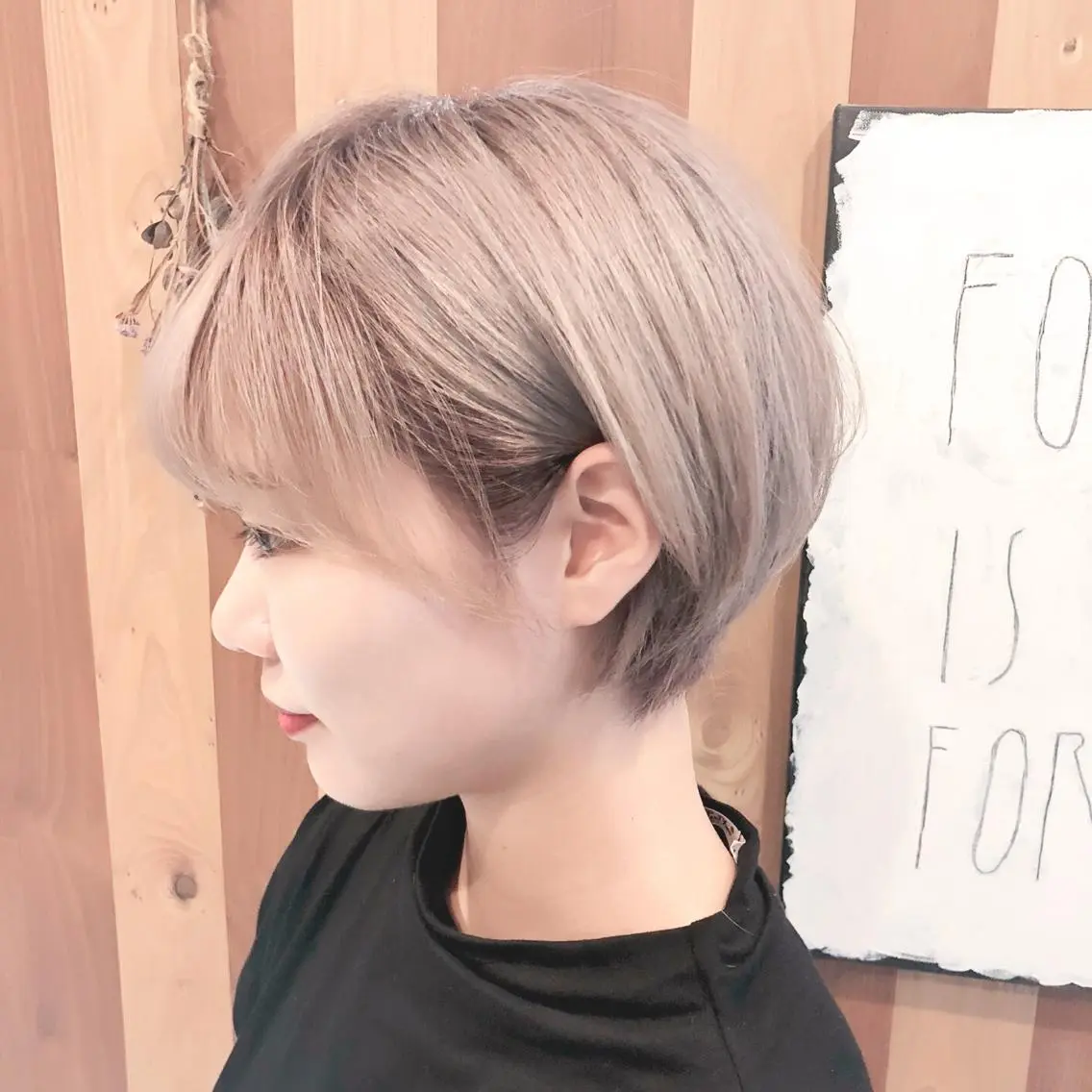 ショート カラー ベージュカラー ブリーチ 前濱 ノゾミのヘアスタイル