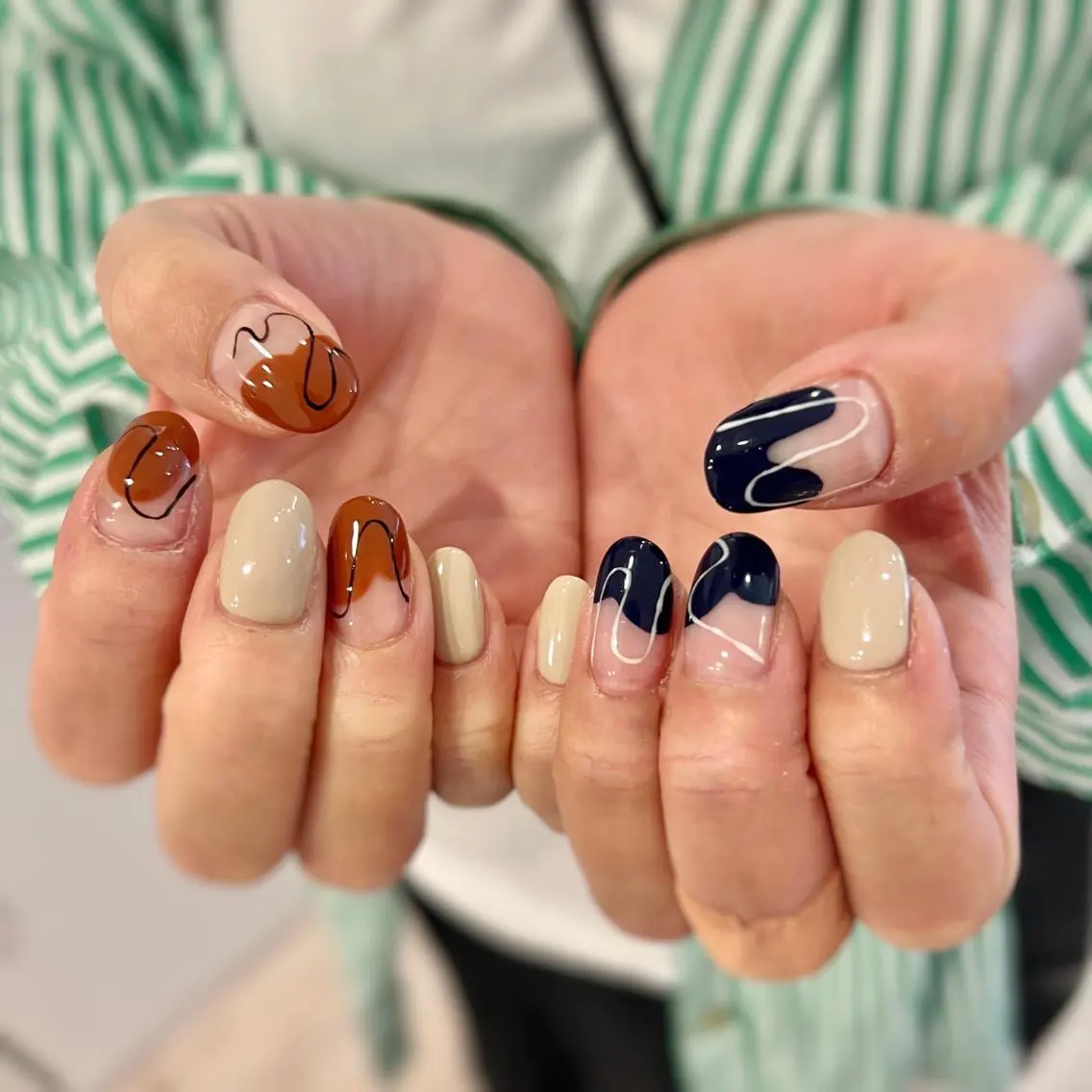 ネイル フレンチネイル 持ち込み ネイビー ニュアンスネイル オフィスネイル ハンドネイル REHTOF |朝7時Open☀️のネイルデザイン