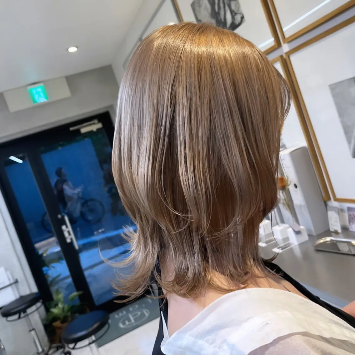 ミディアム カラー ベージュカラー ブロンド ブロンドベージュ ダブルカラー ハイトーンカラー ヘアカラー トリートメント ヘッドスパ ヘアセット カジュアルを女っぽく 𝗮𝘆𝗮𝗰𝗼のヘアスタイル