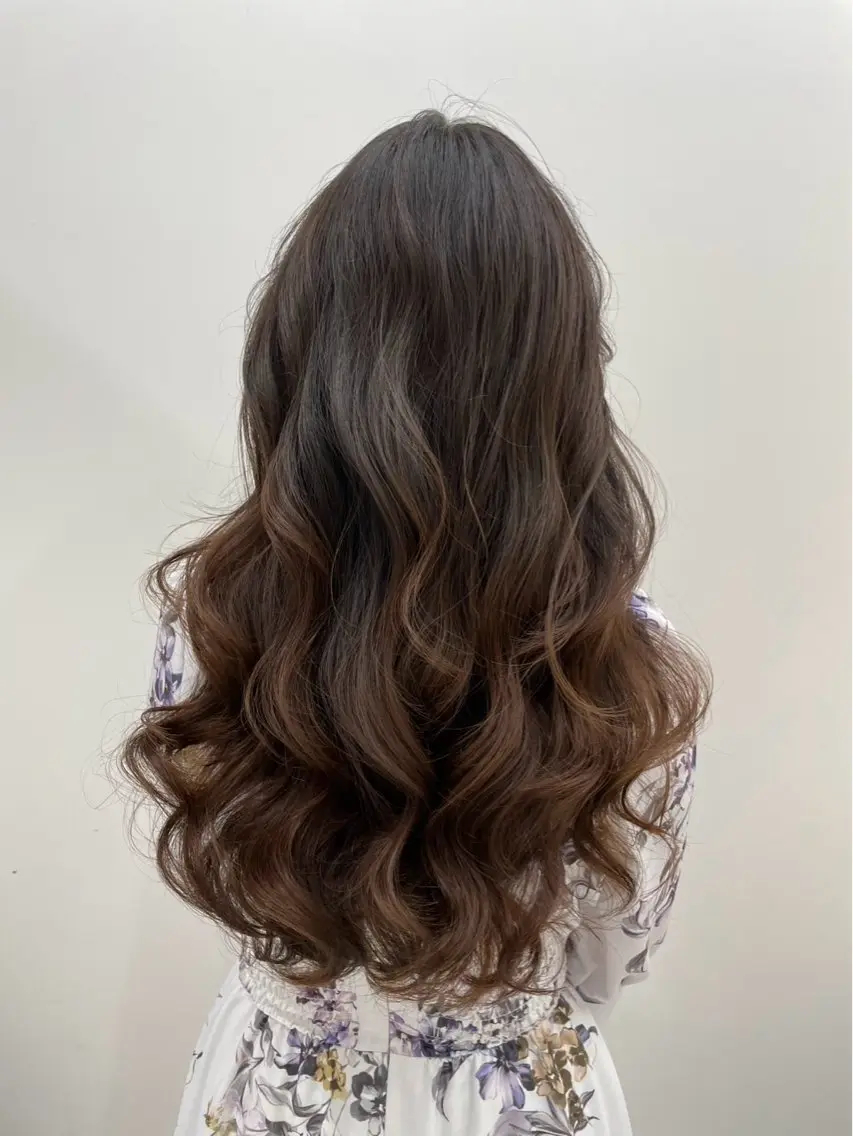 ロング パーマ 韓国風レイヤーカラー ライムのヘアスタイル