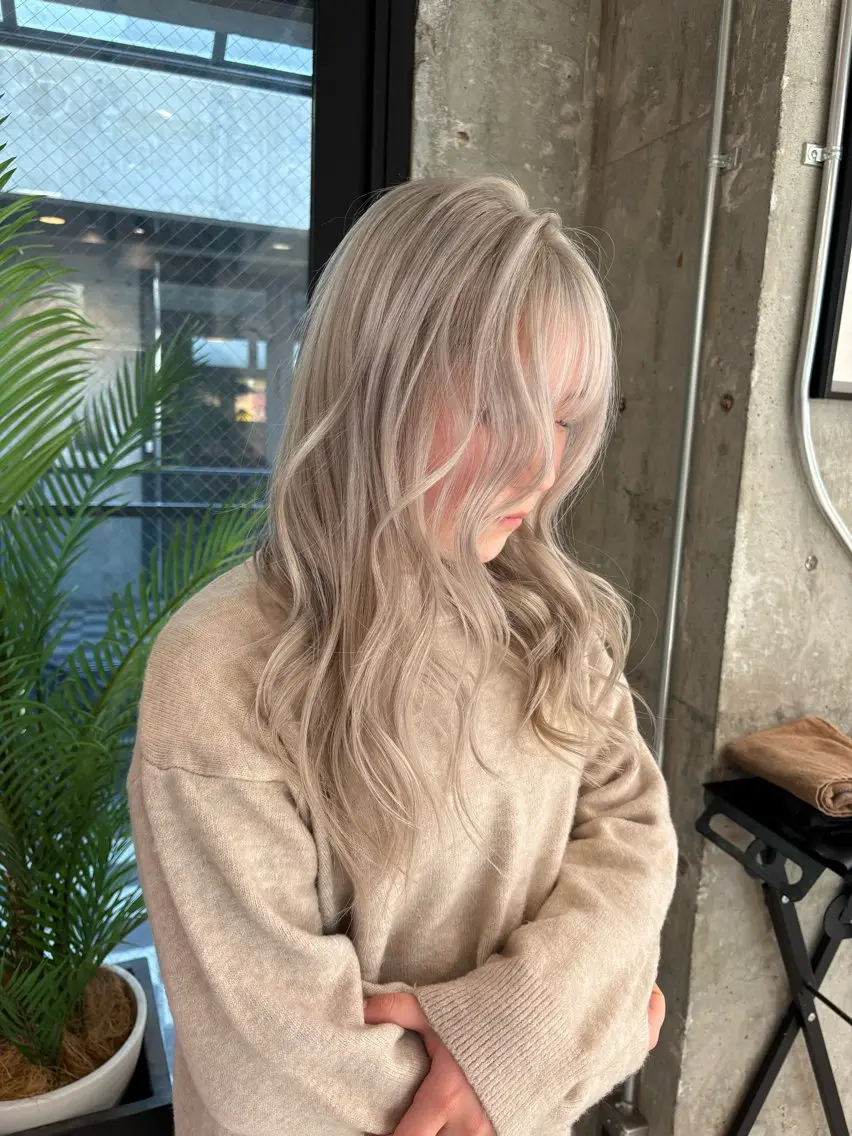 ロング ヘアカラー KAEDE🌺Wカ ラー/ホワイトカラーのヘアスタイル