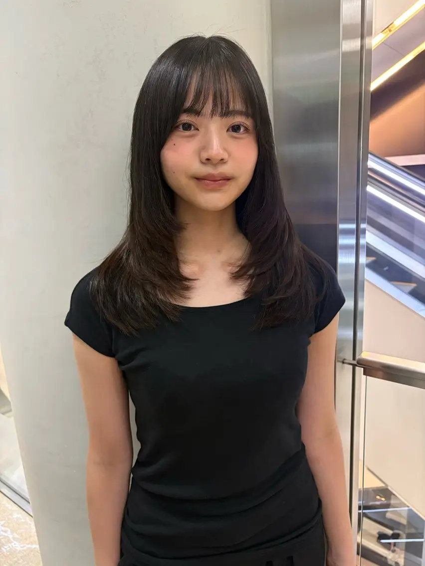セミロング レイヤーカット ‘AXIS Hinataのヘアスタイル