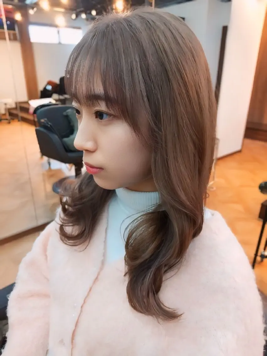 ロング カラー ベージュカラー ブリーチ ミルクティーベージュ 久村 奈菜のヘアスタイル