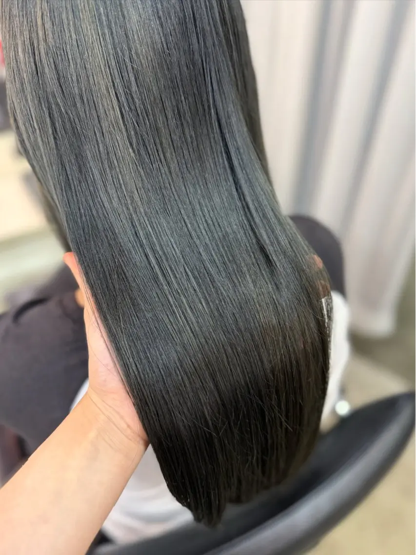 ロング カラー アッシュ ベージュカラー 透明感カラー グレージュ オリーブベージュ ヘアカラー トリートメント 三條 朋香のヘアスタイル