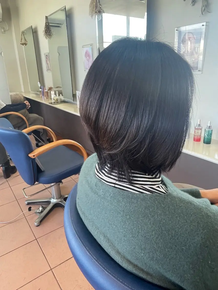 ミディアム ボブレイヤー ボブ くびれヘア レイヤーカット 縮毛矯正 attrice杉山 綾乃のヘアスタイル