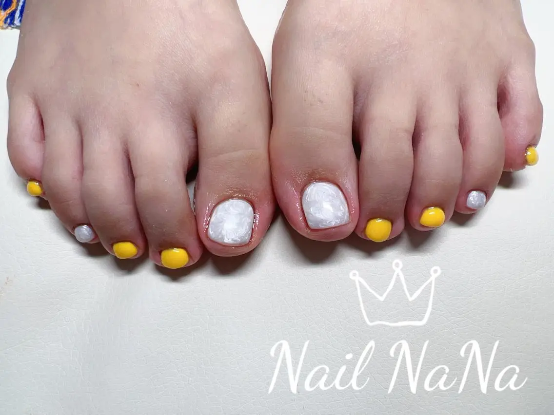 ショート カラー ネイル フットネイル 黄色 フットネイル Nail NaNaのネイルデザイン