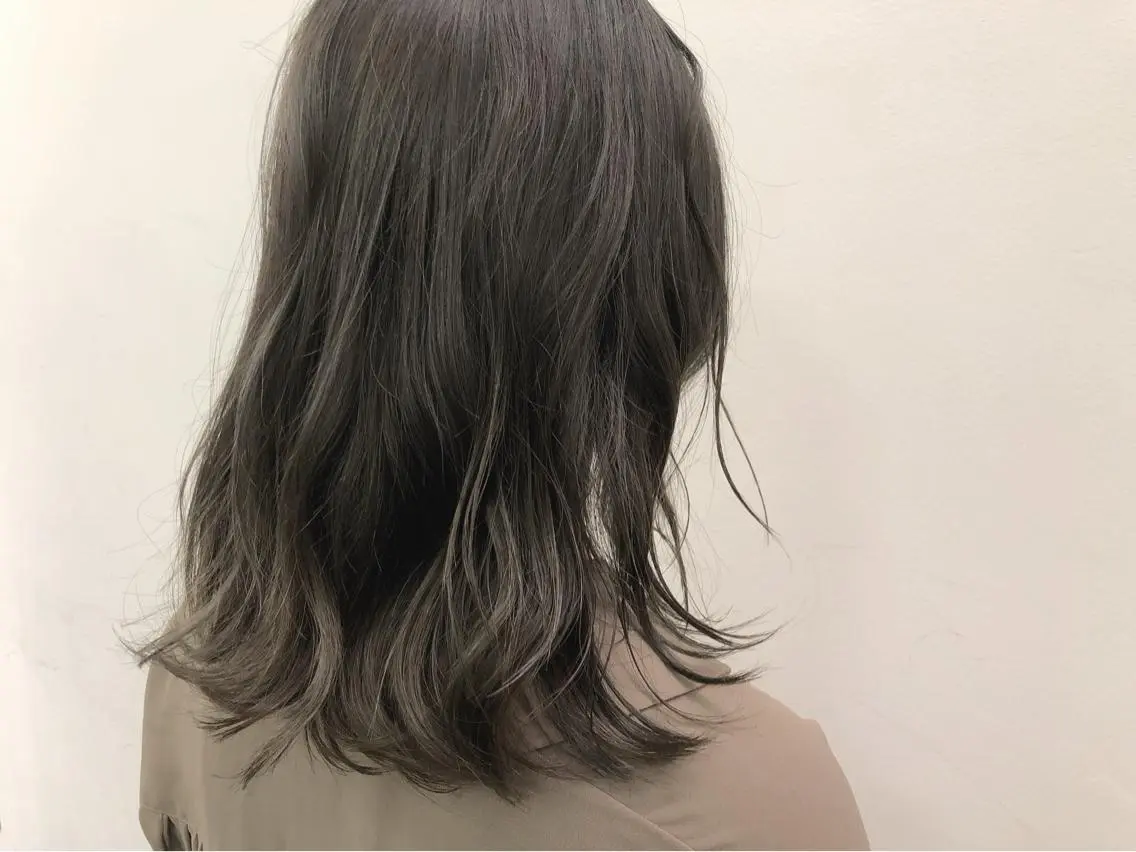 ミディアム カラー グレージュ ハイライトカラー カーキグレージュ ハイライト メンズ レイヤー ウルフ 弓木啓輔のヘアスタイル
