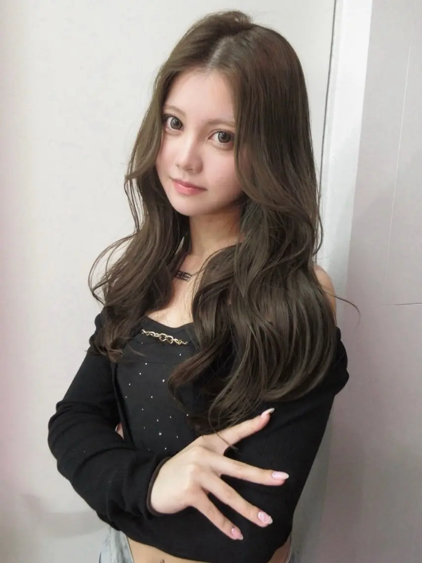 ロング カラー ベージュカラー 手塚 心優のヘアスタイル