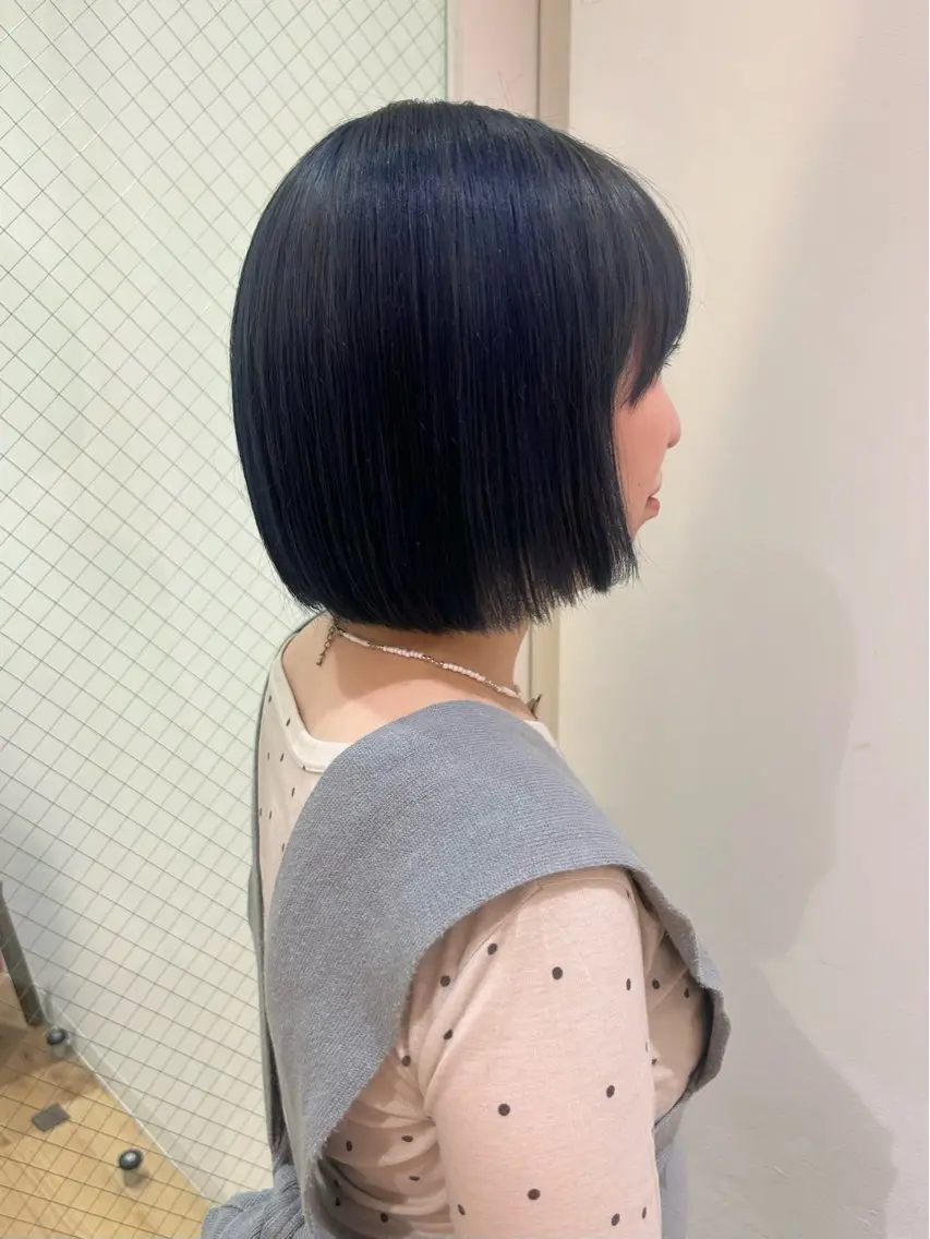 カラー 黒髪 ブリーチ ブルーカラー ブルーブラック ヘアカラー 市吉 杏奈のヘアスタイル